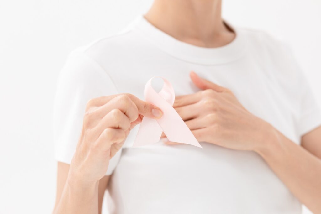 乳がん検診の超音波検査は主に40歳未満の女性、マンモグラフィは40歳以上の女性を対象としています。
