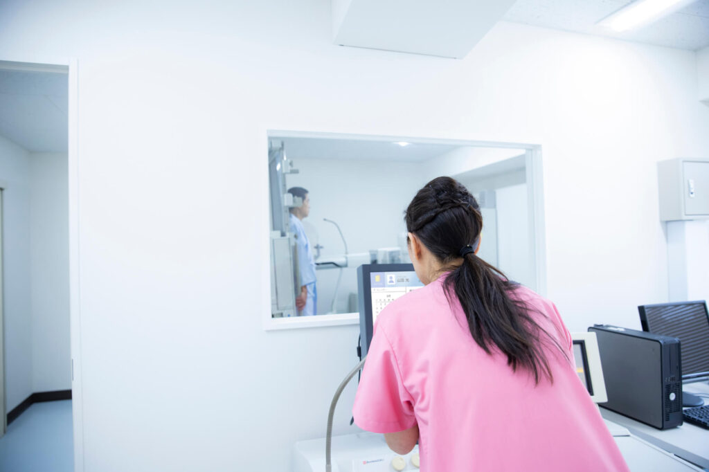 人間ドック・健康診断におけるバリウム検査と胃カメラ検査の違い